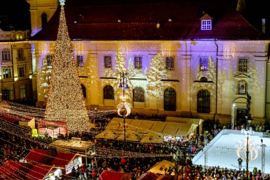 Sibiu, Romanya - 16 Kasım 2019. Romanya 'nın Transilvanya' nın tarihi merkezi Sibiu 'daki Geleneksel Noel pazarının panoramik manzarası.