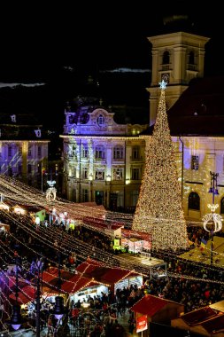 Sibiu, Romanya - 16 Kasım 2019. Romanya 'nın Transilvanya' nın tarihi merkezi Sibiu 'daki Geleneksel Noel pazarının panoramik manzarası.
