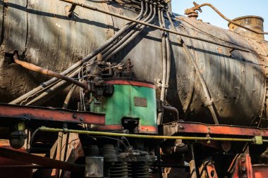 Rusçuk şehri, Bulgaristan - 21 Ekim 2017. Eski kullanılmayan tren lokomotifleri ve vagonlar Endüstri ve Demiryolu Müzesi 'ndeki depoda yan raylarda.