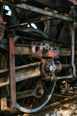 Rusçuk şehri, Bulgaristan - 21 Ekim 2017. Eski kullanılmayan tren lokomotifleri ve vagonlar Endüstri ve Demiryolu Müzesi 'ndeki depoda yan raylarda.