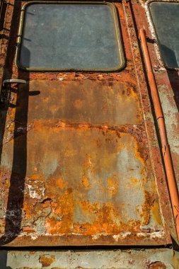 Rusçuk şehri, Bulgaristan - 21 Ekim 2017. Eski kullanılmayan tren lokomotifleri ve vagonlar Endüstri ve Demiryolu Müzesi 'ndeki depoda yan raylarda.