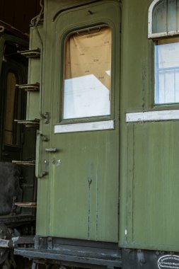 Rusçuk şehri, Bulgaristan - 21 Ekim 2017. Eski kullanılmayan tren lokomotifleri ve vagonlar Endüstri ve Demiryolu Müzesi 'ndeki depoda yan raylarda.