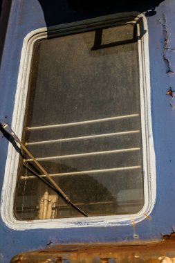 Rusçuk şehri, Bulgaristan - 21 Ekim 2017. Eski kullanılmayan tren lokomotifleri ve vagonlar Endüstri ve Demiryolu Müzesi 'ndeki depoda yan raylarda.