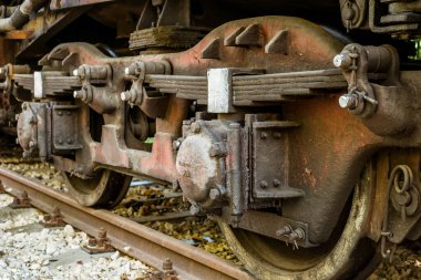 Rusçuk şehri, Bulgaristan - 21 Ekim 2017. Eski kullanılmayan tren lokomotifleri ve vagonlar Endüstri ve Demiryolu Müzesi 'ndeki depoda yan raylarda.