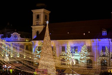 Sibiu, Romanya - 16 Kasım 2019. Romanya 'nın Transilvanya kentinin tarihi Sibiu kentinde geleneksel Noel pazarı.