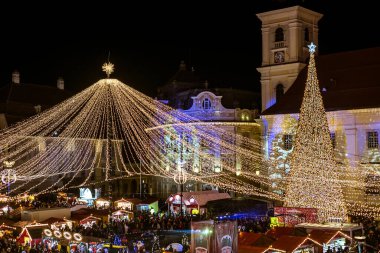 Sibiu, Romanya - 16 Kasım 2019. Romanya 'nın Transilvanya kentinin tarihi Sibiu kentinde geleneksel Noel pazarı.
