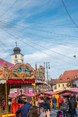 Sibiu, Romanya - 16 Kasım 2019. Romanya 'nın Transilvanya kentinin tarihi merkezindeki Geleneksel Noel pazarına bakış.