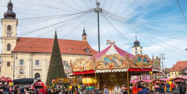 Sibiu, Romanya - 16 Kasım 2019. Romanya 'nın Transilvanya kentinin tarihi merkezindeki Geleneksel Noel pazarına bakış.