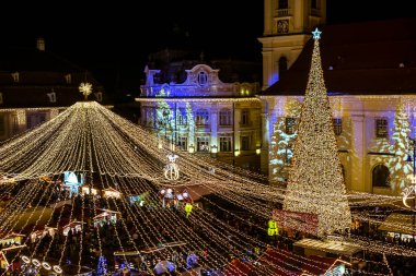Sibiu, Romanya - 16 Kasım 2019. Romanya 'nın Transilvanya kentinin tarihi Sibiu kentinde geleneksel Noel pazarı.