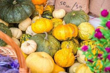 Sibiu, Romanya - 16 Kasım 2019. Romanya 'nın Transilvanya kentinin tarihi merkezindeki Geleneksel Noel pazarına bakış.
