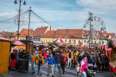 Sibiu, Romanya - 16 Kasım 2019. Romanya 'nın Transilvanya kentinin tarihi merkezindeki Geleneksel Noel pazarına bakış.