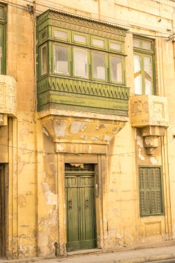 Valletta Malta, 18 Temmuz 2019 eski ve yeni modern binalarla Malta 'nın güzel sokaklarını geziyor.