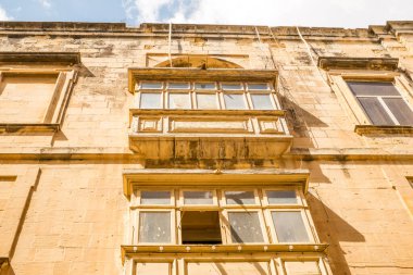 Valletta Malta, 18 Temmuz 2019 eski ve yeni modern binalarla Malta 'nın güzel sokaklarını geziyor.