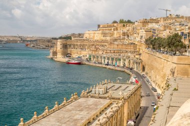Valletta Malta, 18 Temmuz 2019 eski ve yeni modern binalarla Malta 'nın güzel sokaklarını geziyor.