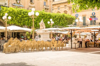Valletta Malta, 18 Temmuz 2019 eski ve yeni modern binalarla Malta 'nın güzel sokaklarını geziyor.