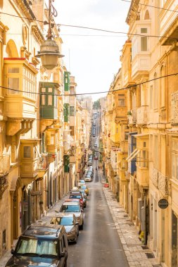 Valletta Malta, 18 Temmuz 2019 eski ve yeni modern binalarla Malta 'nın güzel sokaklarını geziyor.