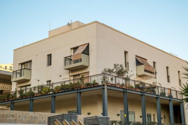 Valletta Malta, 18 Temmuz 2019 eski ve yeni modern binalarla Malta 'nın güzel sokaklarını geziyor.