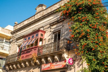 Valletta Malta, 18 Temmuz 2019 eski ve yeni modern binalarla Malta 'nın güzel sokaklarını geziyor.