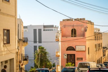 Valletta Malta, 18 Temmuz 2019 eski ve yeni modern binalarla Malta 'nın güzel sokaklarını geziyor.