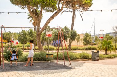 Valletta Malta, 18 Temmuz 2019 eski ve yeni modern binalarla Malta 'nın güzel sokaklarını geziyor.