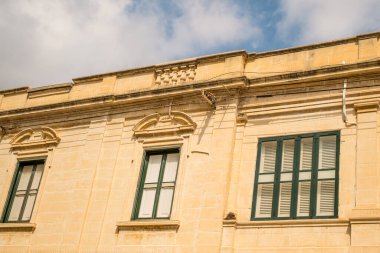 Valletta Malta, 18 Temmuz 2019 eski ve yeni modern binalarla Malta 'nın güzel sokaklarını geziyor.