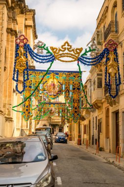 Valletta Malta, 18 Temmuz 2019 eski ve yeni modern binalarla Malta 'nın güzel sokaklarını geziyor.