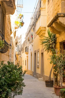 Valletta Malta, 18 Temmuz 2019 eski ve yeni modern binalarla Malta 'nın güzel sokaklarını geziyor.