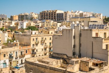 Valletta Malta, 18 Temmuz 2019 eski ve yeni modern binalarla Malta 'nın güzel sokaklarını geziyor.