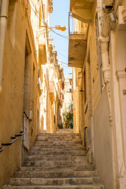 Valletta Malta, 18 Temmuz 2019 eski ve yeni modern binalarla Malta 'nın güzel sokaklarını geziyor.