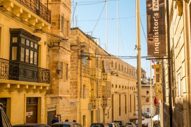 Valletta Malta, 18 Temmuz 2019 eski ve yeni modern binalarla Malta 'nın güzel sokaklarını geziyor.