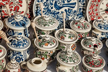 Sibiu City, Romanya - 05 Eylül 2021. Romanya 'nın Sibiu kentindeki çömlekçiler fuarında geleneksel Rumen el yapımı seramik pazarı