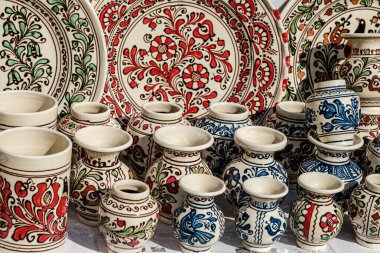 Sibiu City, Romanya - 05 Eylül 2021. Romanya 'nın Sibiu kentindeki çömlekçiler fuarında geleneksel Rumen el yapımı seramik pazarı