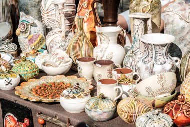 Sibiu City, Romanya - 05 Eylül 2021. Romanya 'nın Sibiu kentindeki çömlekçiler fuarında geleneksel Rumen el yapımı seramik pazarı