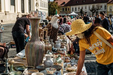 Sibiu City, Romanya - 05 Eylül 2021. Romanya 'nın Sibiu kentindeki çömlekçiler fuarında geleneksel Rumen el yapımı seramik pazarı