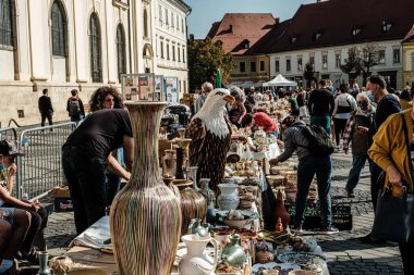 Sibiu City, Romanya - 05 Eylül 2021. Romanya 'nın Sibiu kentindeki çömlekçiler fuarında geleneksel Rumen el yapımı seramik pazarı