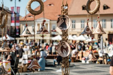 Sibiu City, Romanya - 05 Eylül 2021. Romanya 'nın Sibiu kentindeki çömlekçiler fuarında geleneksel Rumen el yapımı seramik pazarı