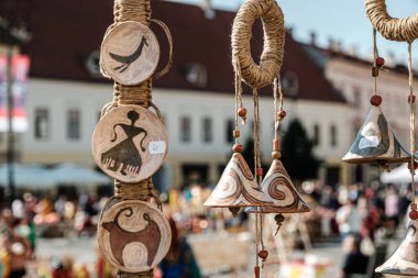 Sibiu City, Romanya - 05 Eylül 2021. Romanya 'nın Sibiu kentindeki çömlekçiler fuarında geleneksel Rumen el yapımı seramik pazarı