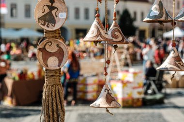 Sibiu City, Romanya - 05 Eylül 2021. Romanya 'nın Sibiu kentindeki çömlekçiler fuarında geleneksel Rumen el yapımı seramik pazarı