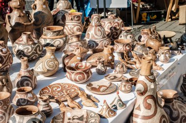 Sibiu City, Romanya - 05 Eylül 2021. Romanya 'nın Sibiu kentindeki çömlekçiler fuarında geleneksel Rumen el yapımı seramik pazarı