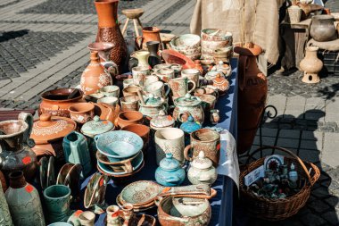 Sibiu City, Romanya - 05 Eylül 2021. Romanya 'nın Sibiu kentindeki çömlekçiler fuarında geleneksel Rumen el yapımı seramik pazarı