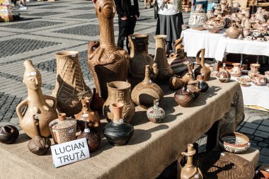 Sibiu City, Romanya - 05 Eylül 2021. Romanya 'nın Sibiu kentindeki çömlekçiler fuarında geleneksel Rumen el yapımı seramik pazarı