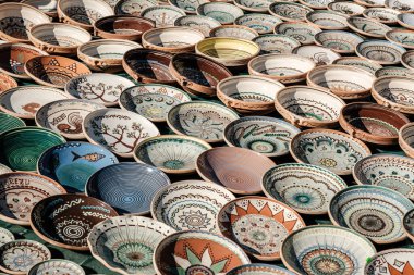 Sibiu City, Romanya - 05 Eylül 2021. Romanya 'nın Sibiu kentindeki çömlekçiler fuarında geleneksel Rumen el yapımı seramik pazarı