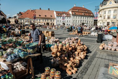 Sibiu City, Romanya - 05 Eylül 2021. Romanya 'nın Sibiu kentindeki çömlekçiler fuarında geleneksel Rumen el yapımı seramik pazarı