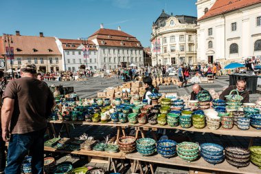 Sibiu City, Romanya - 05 Eylül 2021. Romanya 'nın Sibiu kentindeki çömlekçiler fuarında geleneksel Rumen el yapımı seramik pazarı