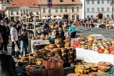 Sibiu City, Romanya - 05 Eylül 2021. Romanya 'nın Sibiu kentindeki çömlekçiler fuarında geleneksel Rumen el yapımı seramik pazarı