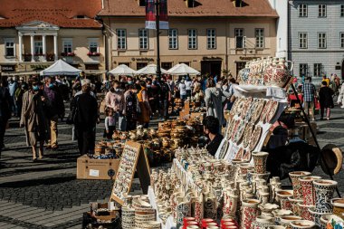 Sibiu City, Romanya - 05 Eylül 2021. Romanya 'nın Sibiu kentindeki çömlekçiler fuarında geleneksel Rumen el yapımı seramik pazarı