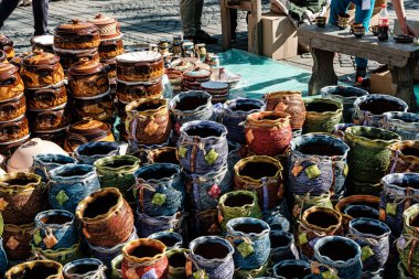 Sibiu City, Romanya - 05 Eylül 2021. Romanya 'nın Sibiu kentindeki çömlekçiler fuarında geleneksel Rumen el yapımı seramik pazarı