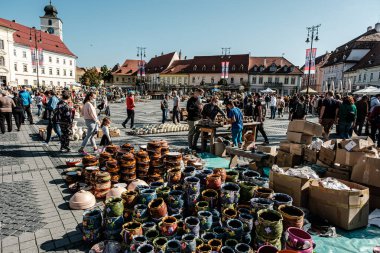 Sibiu City, Romanya - 05 Eylül 2021. Romanya 'nın Sibiu kentindeki çömlekçiler fuarında geleneksel Rumen el yapımı seramik pazarı