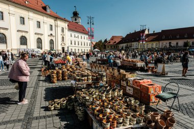 Sibiu City, Romanya - 05 Eylül 2021. Romanya 'nın Sibiu kentindeki çömlekçiler fuarında geleneksel Rumen el yapımı seramik pazarı