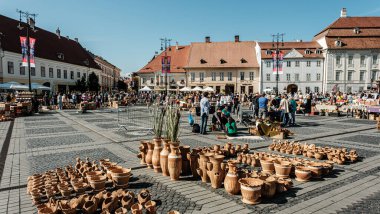 Sibiu City, Romanya - 05 Eylül 2021. Romanya 'nın Sibiu kentindeki çömlekçiler fuarında geleneksel Rumen el yapımı seramik pazarı